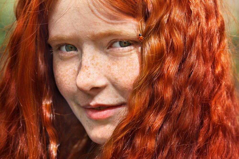 Девушка с веснушками решила показать заросший рыжими волосами лобок
