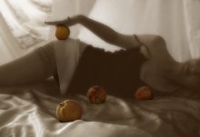 Girl with Peaches / ***