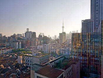 Landscape paintings of the magic city Shanghai / Shooting in an early morning, you can see the Oriental Pearl TV Tower in the distance, beautiful like a painting
