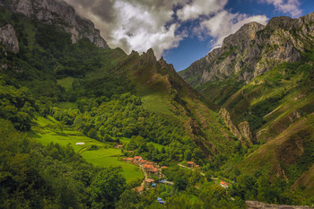 Picos de Europa -España / Vistas de los Picos de Europa y el pueblo de San Esteban de Cuñaba en Asturias