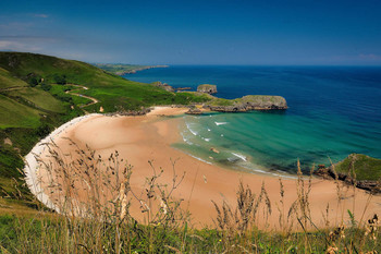 Playa de Torimbia, Asturias / Playa nudista con acceso de bajada pronunciada solo caminado.