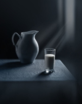 glass of milk / ***