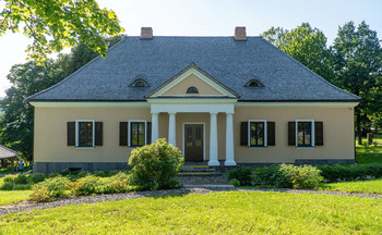 House by the River / https://vk.com/e.vaguro

https://www.instagram.com/vaguro_v_u_v/

https://web.facebook.com/evgeniy.vagouro

https://www.pexels.com/ru-ru/@10472344
