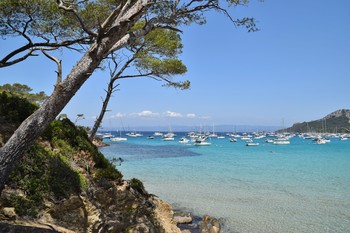 Porquerolles island beach / Porquerolles island beach with boats offshore