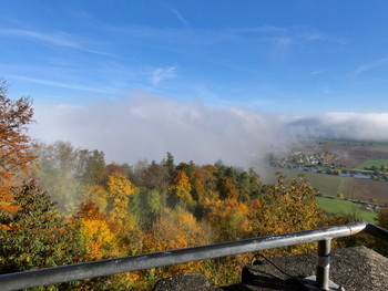 Aussicht mit Nebel und Sonne / der Blick über das Weserbergland