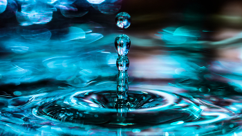 Salpicadura de agua / Salpicadura de agua con reflejos de colores