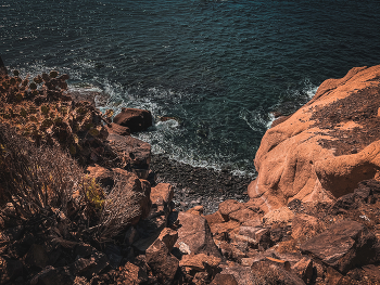 Cinematic view / A hidden beach seen from above