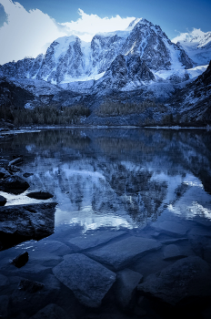 Mountain lake in Altai / ***