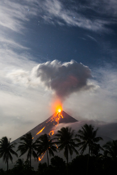 The Heart of Magayon / While shooting the famous Mayon Volcano of the Philippines, we noticed the smoke forming a heart.