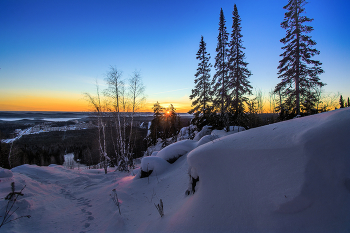 Dawn in the mountains / ***