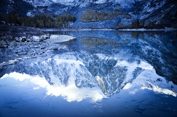 Reflection of the Beauty mountain in Altai Lake / ***