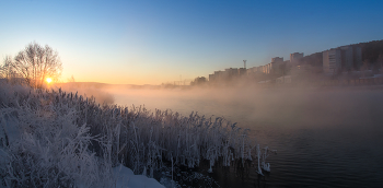 City in the fog / ***