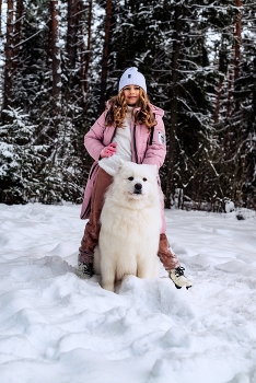 Girl With a Dog / ***