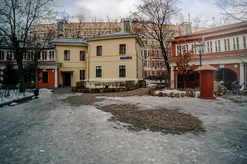 Moscow Courtyard / ***
