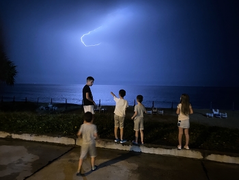lightning / ***