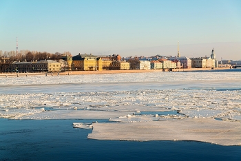 Ice drift on Neva / ***