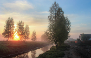 Sunrise in the village / -------------