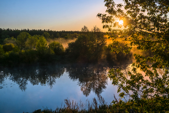 Dawn on the lake. / ***