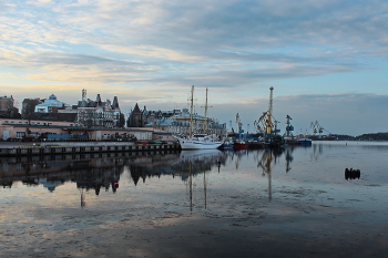morning in the port / ***