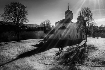 Shadows at Noon / ***