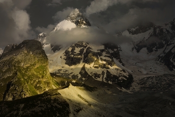 Sunset in the mountains / ***