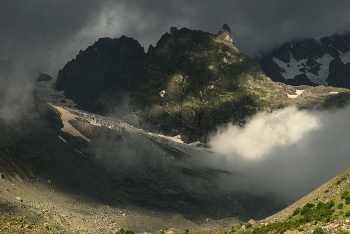 Sunset in the mountains / ***