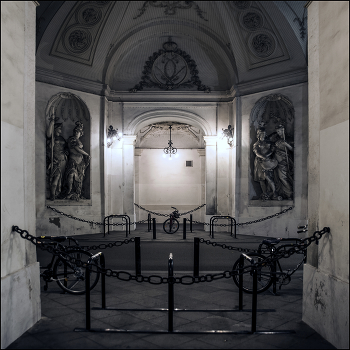 Through the Hofburg Palace - Vienna / ***