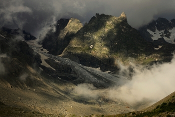 Fog dissipates / ***