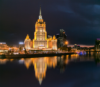 Moscow at night / ***