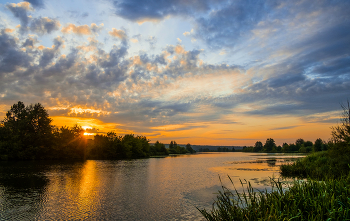 Dawn on the lake. / ***