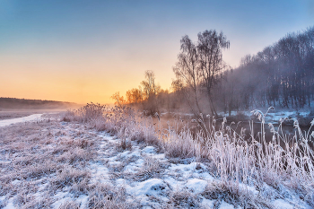 Sunrise over the river / ***