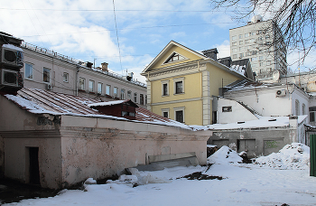 Moscow Courtyard / ***