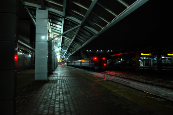Night platform / ***