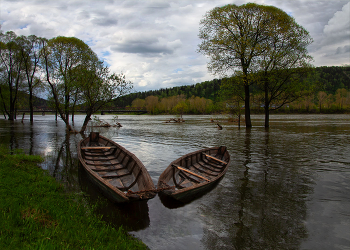 Chained together ... / ***
