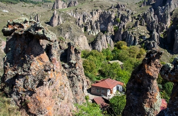 The House in the mountains. / ***