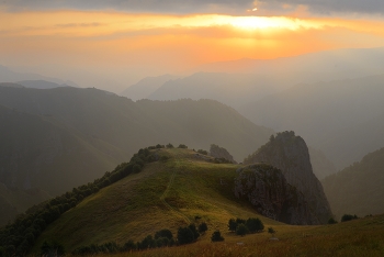Dawn in the mountains / ***