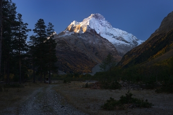 Dawn in the mountains / ***