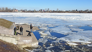Ice drift on Neva / ***
