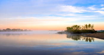 Dawn on the river. / ***