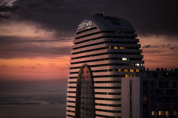 Ship And Marriott On Sundown / ***