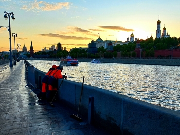 Sofiyskaja naberezhnaja / ***