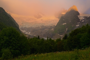 Dawn in the mountains / ***