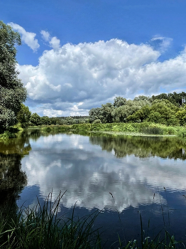 The river looked clouds / ***