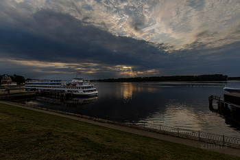 Sunset on the Volga / ***