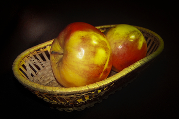 Two apples / ***