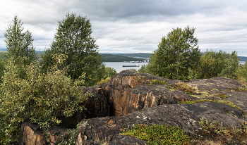 On the rocky shore / ***