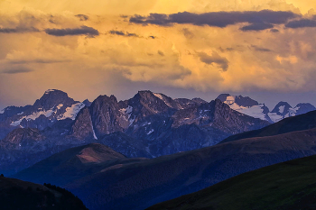 Sunset in the mountains / ***