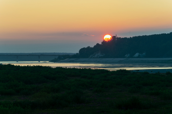 Sunset over the river / ***