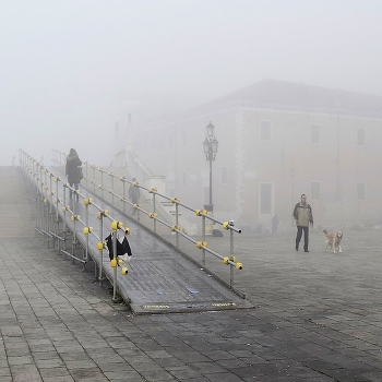 Fog dissipates / Venice