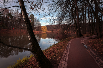 In the fall the park ... / ***